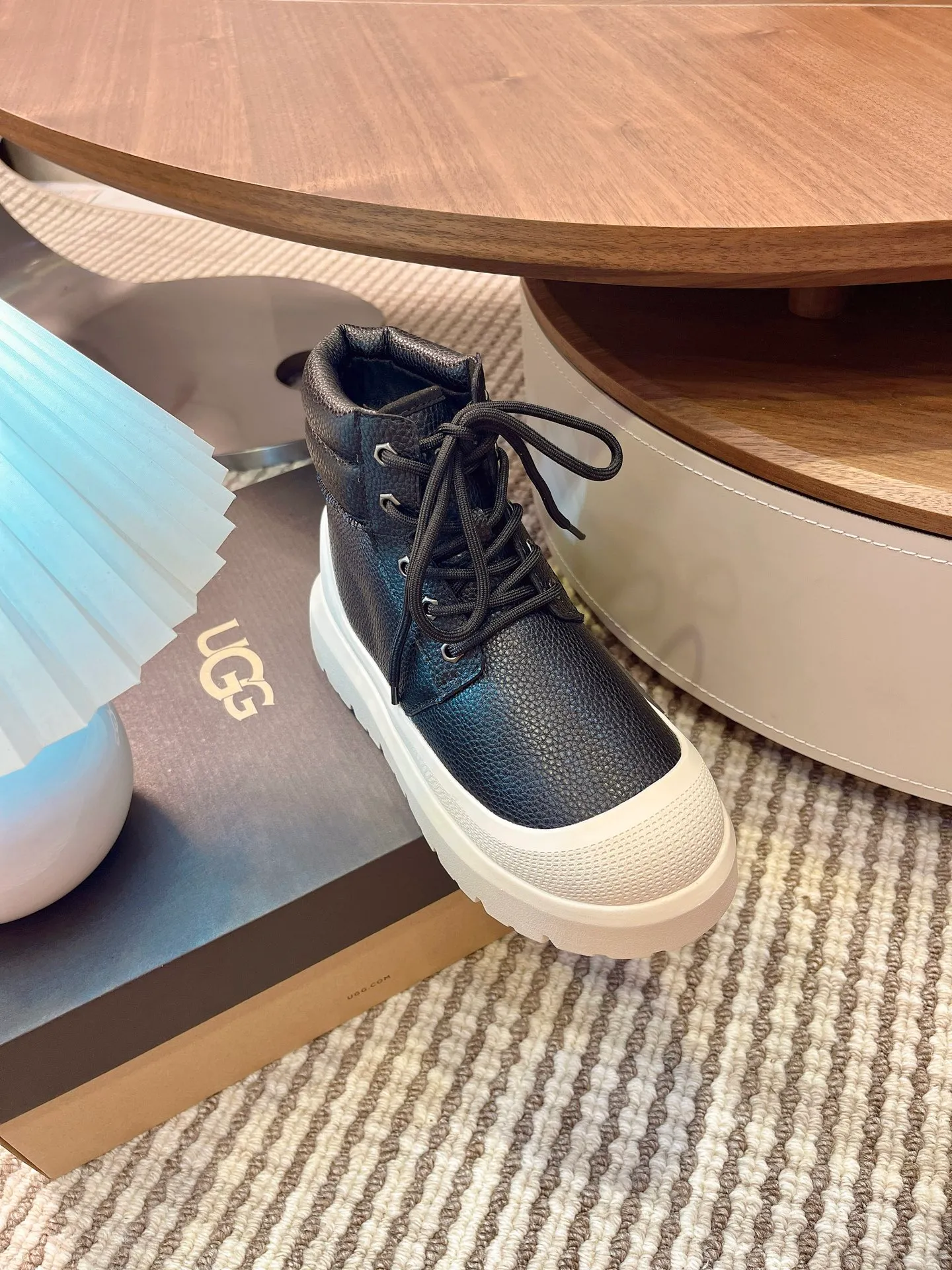 【UGG】 P: 600💰 Couple shoes Size: Women’s size 35-40 / Men’s size 40-44 UGG Tasman Weather Hybrid slip-on snow boots👢 Wang Yibo's same style 👏 adds a large orange sole to the classic Tasman shoe style, functional color contrast design, environmentally friendly waterproof and snowproof material, which has both fashionable and functional attributes. At the same time, it is paired with the new UGG furry shoes Keen's furry color-blocking jacket. Bright orange and maroon collide to create a new light outdoor style and open up a new travel experience in early autumn! Using the best materials, the 17mm fur integrated surface is warmer and breathable, and the outsole is upgraded to a lightweight and wear-resistant light wing technology outsole!